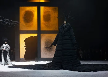 Thom Browne porta in vita “Il Corvo” con uno spettacolo mozzafiato alla NYFW