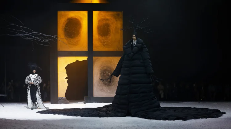 Thom Browne porta in vita “Il Corvo” con uno spettacolo mozzafiato alla NYFW