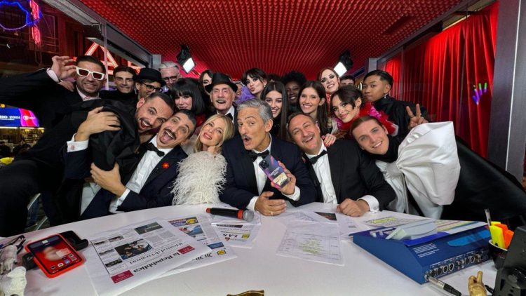 VIVA RAI2!…VIVA SANREMO! Fiorello: “C’è chi ha pagato 1000 euro per vedere Sanremo dietro Ibrahimovic!