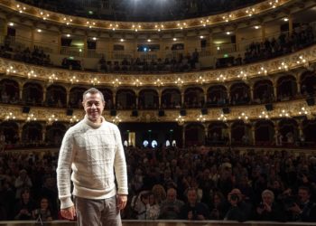 Dagli Oscar al Bif&st, accoglienza da star per Matteo Garrone