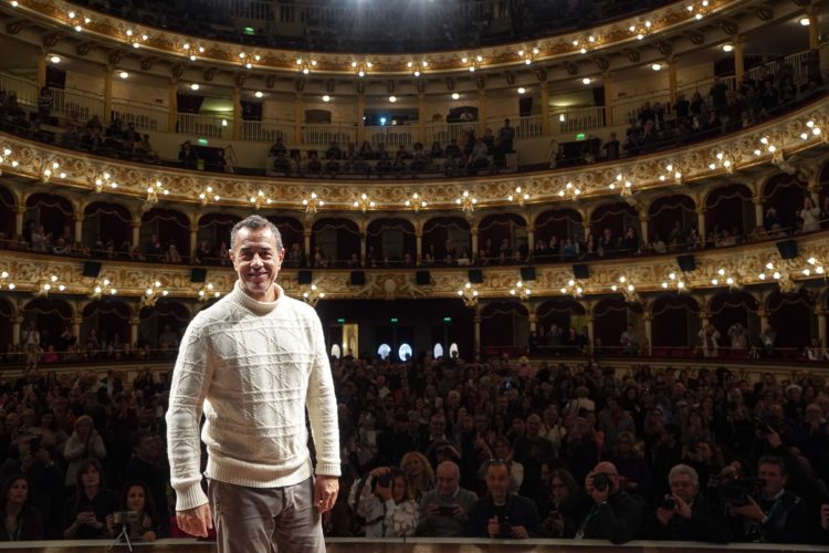Dagli Oscar al Bif&st, accoglienza da star per Matteo Garrone