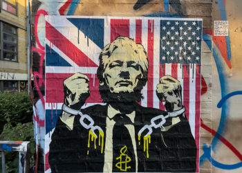 A Londra l’opera di Laika per Julian Assange “Melt the Chains”