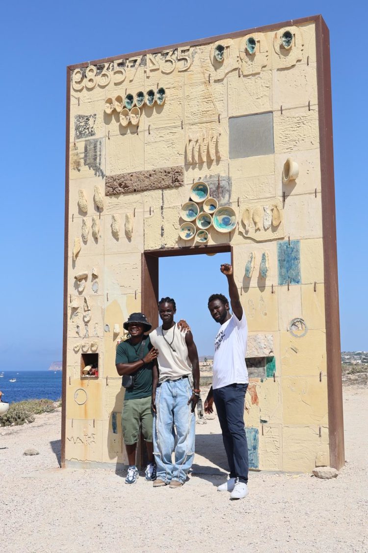 La Porta dEuropa a Lampedusa Arnaud Zohin Mamadou Kouassi Pli Adama Moustapha Fall_Foto di Rocco Giurato per Rai Cinema