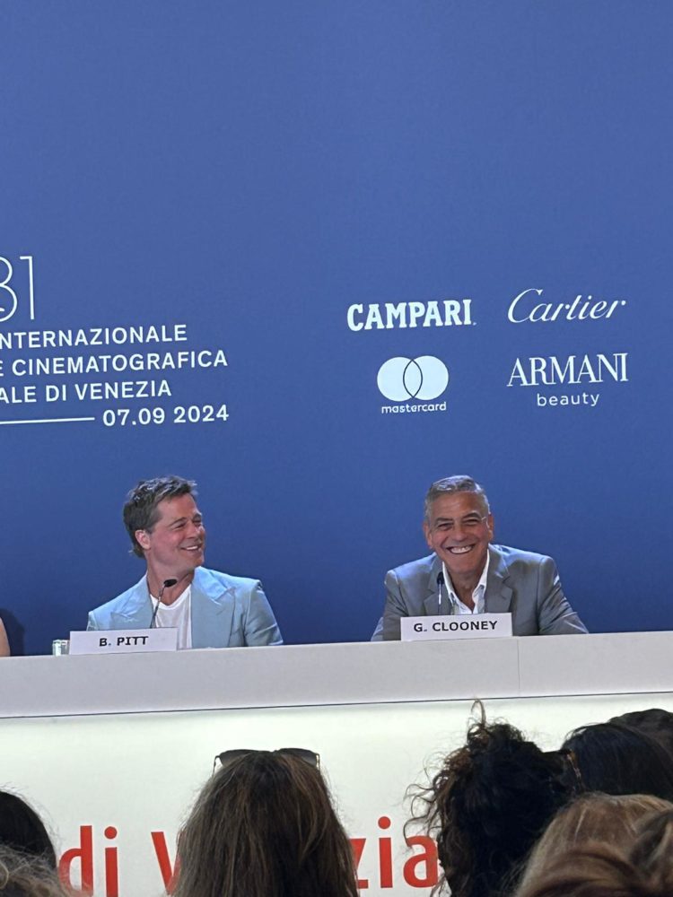 Brad Pitt e George Clooney in conferenza stampa per Wolfs