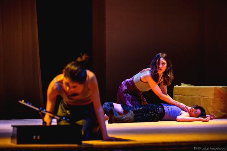 Tre sorelle" di Muta Imago – AMAT Pesaro, 6 febbraio 2023 (Ph. Luigi Angelucci) Con Federica Dordei, Monica Piseddu e Arianna Pozzoli, protagoniste di una riscrittura intensa e visionaria del classico di Čechov.