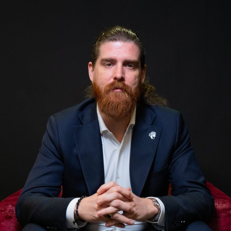 “Seneca nel traffico”: la filosofia stoica incontra la frenesia moderna al Teatro dei Fabbri