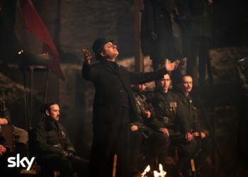 "Luca Marinelli nei panni di Benito Mussolini in M. Il figlio del secolo, la serie diretta da Joe Wright, un riflesso storico che risuona nell’era di Trump