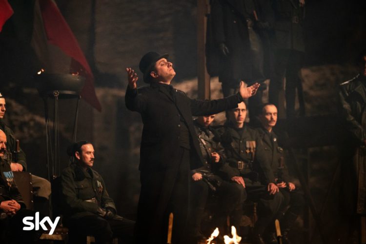 "Luca Marinelli nei panni di Benito Mussolini in M. Il figlio del secolo, la serie diretta da Joe Wright, un riflesso storico che risuona nell’era di Trump