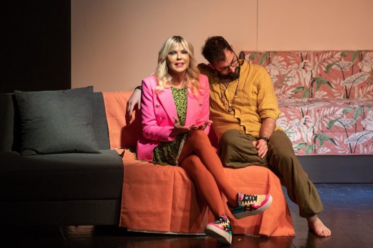 Una come me, la commedia a Teatro Parioli Costanzo con Matilde Brandi, Salvo Buccafusca e Andrea Zanacchi