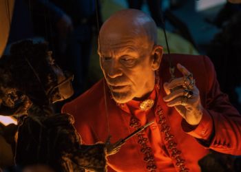 Jhon Malkovich in Opus il debutto alla regia di Il debutto alla regia di Mark Anthony Green.