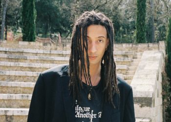 Ghali nei giardini dei Miraval Studios, in Provenza, dove sta lavorando ai suoi nuovi brani.