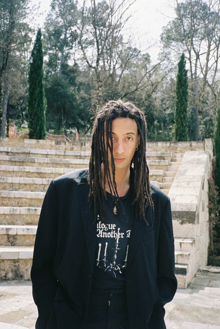 Ghali nei giardini dei Miraval Studios, in Provenza, dove sta lavorando ai suoi nuovi brani.