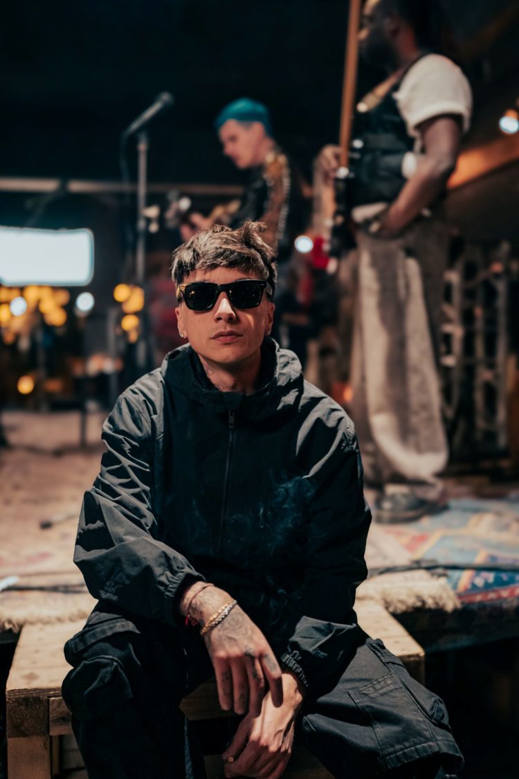 Ultimo sul set del videoclip di Bella Davvero, il nuovo singolo uscito il 18 aprile 2025. (Foto di Giulia Parmigiani)