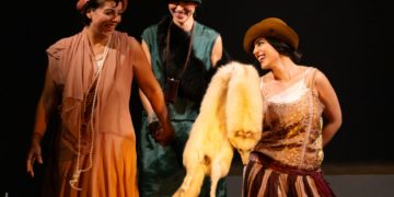 Le protagoniste di Streghe da Marciapiede in una scena dello spettacolo: un momento di complicità e leggerezza che contrasta con le ombre della narrazione. Ph. Giuseppe D’Anna