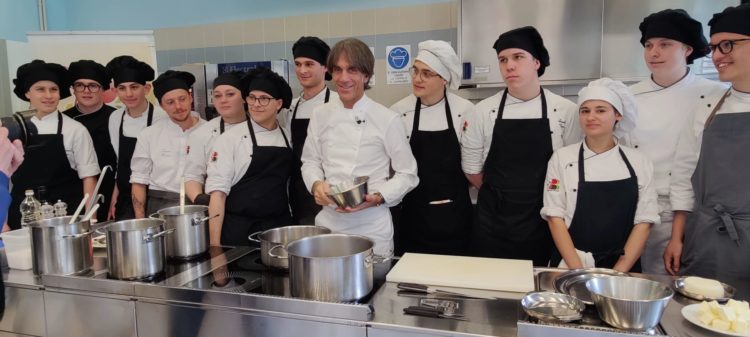Davide Oldani incontra gli studenti “chi protesta da Cracco non capisce nulla”
