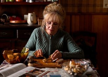 Hélène Vincent nei panni di Michelle in una delle scene chiave di Sotto le foglie di François Ozon: