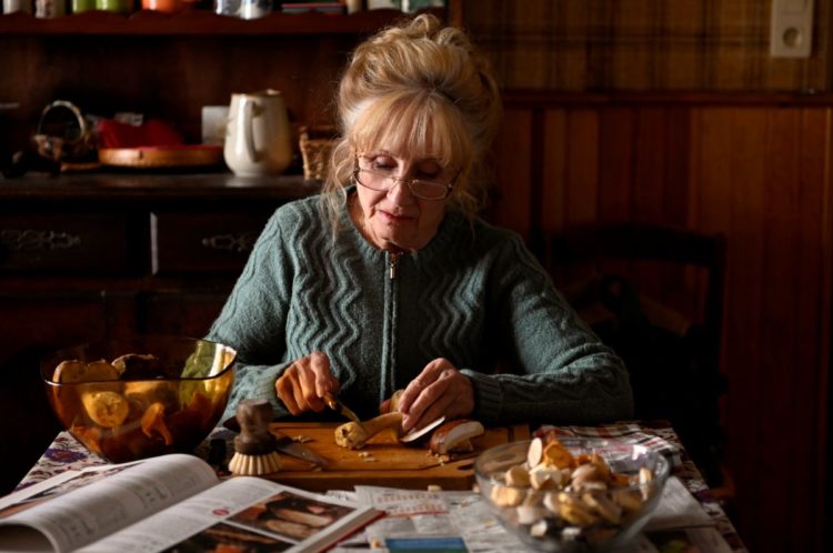 Hélène Vincent nei panni di Michelle in una delle scene chiave di Sotto le foglie di François Ozon: