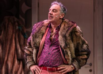 Paolo Caiazzo in scena ne I Promessi Suoceri alla Sala Umberto di Roma