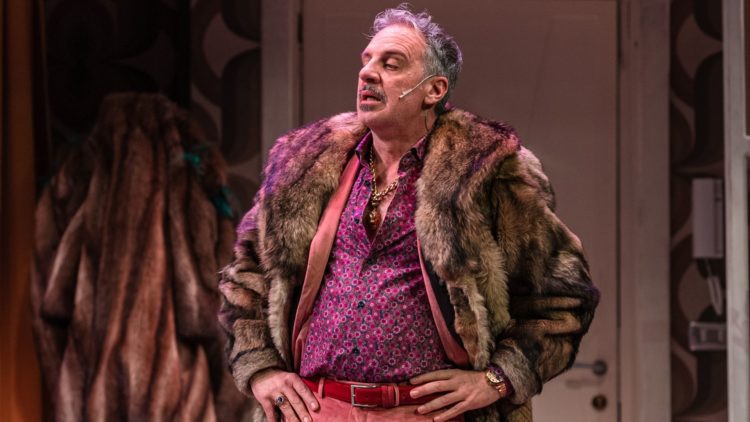 Paolo Caiazzo in scena ne I Promessi Suoceri alla Sala Umberto di Roma
