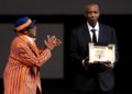 Denzel Washington riceve la Palma d'Oro onoraria da Spike Lee prima della proiezione di Highest 2 Lowest al Festival di Cannes, 19 maggio 2025. SAMEER AL-DOUMY / Pool via REUTERS