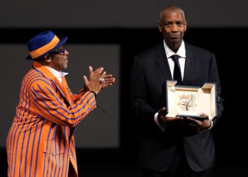 Denzel Washington riceve la Palma d'Oro onoraria da Spike Lee prima della proiezione di Highest 2 Lowest al Festival di Cannes, 19 maggio 2025. SAMEER AL-DOUMY / Pool via REUTERS