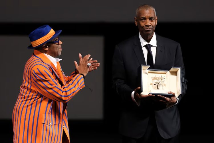 Denzel Washington riceve la Palma d'Oro onoraria da Spike Lee prima della proiezione di Highest 2 Lowest al Festival di Cannes, 19 maggio 2025. SAMEER AL-DOUMY / Pool via REUTERS