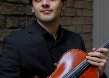 Marco Sabatini, violista e sperimentatore sonoro, ritratto a New York con la sua viola: