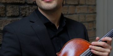 Marco Sabatini, violista e sperimentatore sonoro, ritratto a New York con la sua viola: