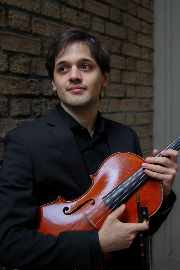 Marco Sabatini, violista e sperimentatore sonoro, ritratto a New York con la sua viola: