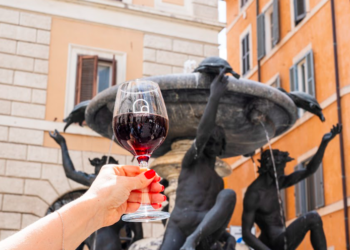 Wine Five, il calice si alza di fronte alla storica Fontana delle Tartarughe, cuore simbolico dell’aperitivo pop di Tartarughe Bar e Bottega a Piazza Mattei.