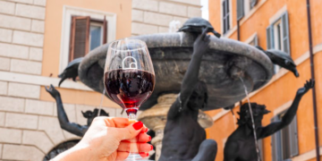 Wine Five, il calice si alza di fronte alla storica Fontana delle Tartarughe, cuore simbolico dell’aperitivo pop di Tartarughe Bar e Bottega a Piazza Mattei.