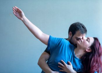 Adriana Cristiano e Luigi Aruta in una scena intensa di "Romeo e Giulietta"