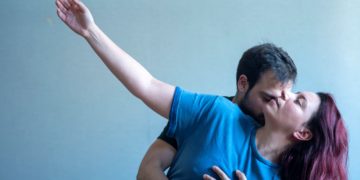 Adriana Cristiano e Luigi Aruta in una scena intensa di "Romeo e Giulietta"