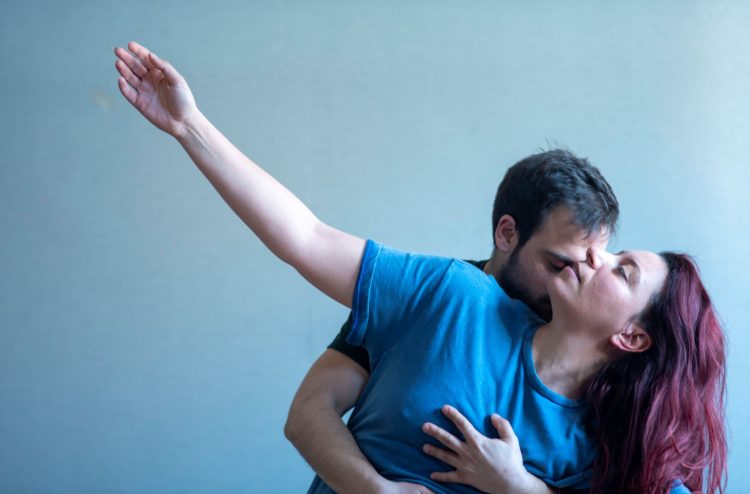 Adriana Cristiano e Luigi Aruta in una scena intensa di "Romeo e Giulietta"