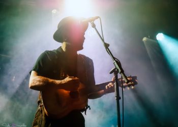 Mannarino in concerto durante il suo tour europeo. Foto ufficio stampa Goigest