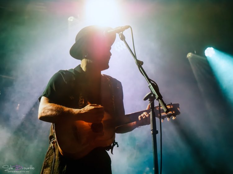 Mannarino in concerto durante il suo tour europeo. Foto ufficio stampa Goigest