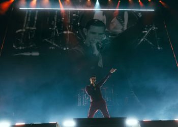 Achille Lauro sul palco del Circo Massimo durante l’annuncio a sorpresa della data-evento “Comuni Immortali” allo Stadio Olimpico di Roma, in programma il 10 giugno 2026.