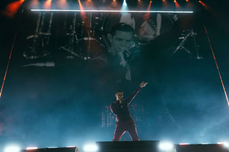 Achille Lauro sul palco del Circo Massimo durante l’annuncio a sorpresa della data-evento “Comuni Immortali” allo Stadio Olimpico di Roma, in programma il 10 giugno 2026.