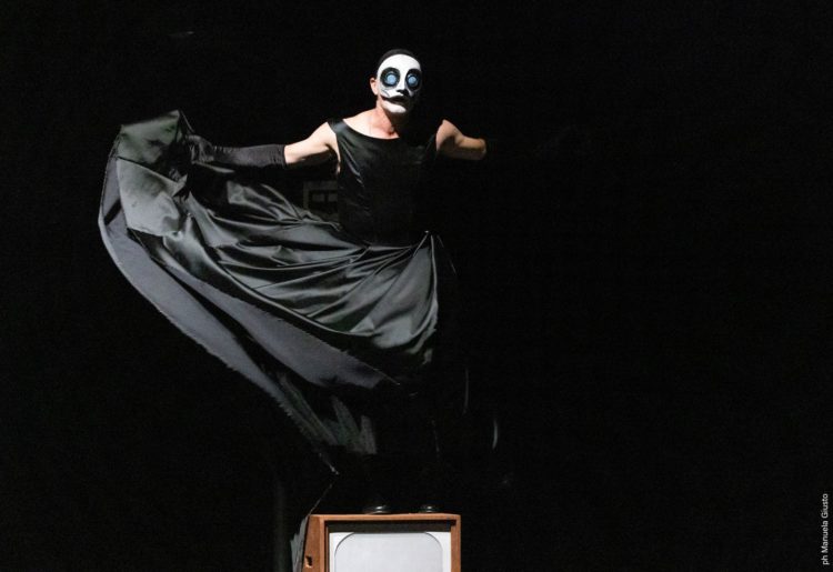 Antigone, specchio infranto del nostro tempo: Roberto Latini riporta Anouilh a Ostia Antica