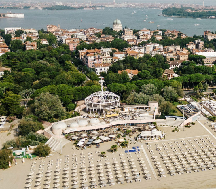 l padiglione del BlueMoon, quartier generale di Venezia Cult, ospiterà talk, live podcast e performance per tutta la durata del Festival