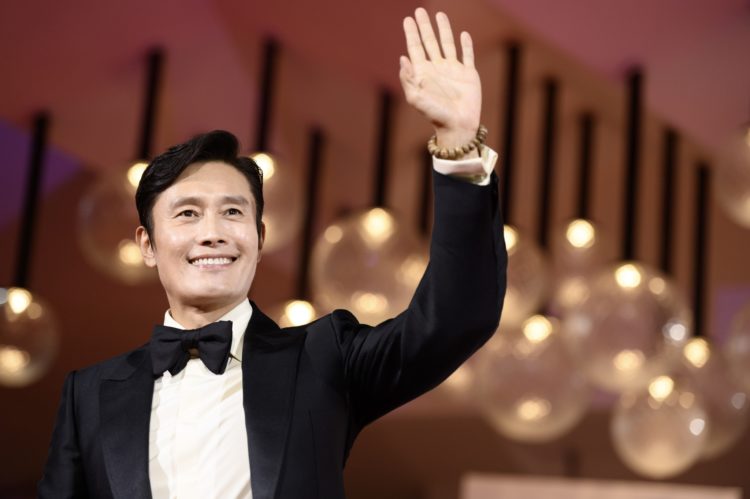 Lee Byung-hun: La star coreana al Festival di Venezia con “No Other Choice”, il nuovo film di Park Chan-wook in concorso per il Leone d'Oro