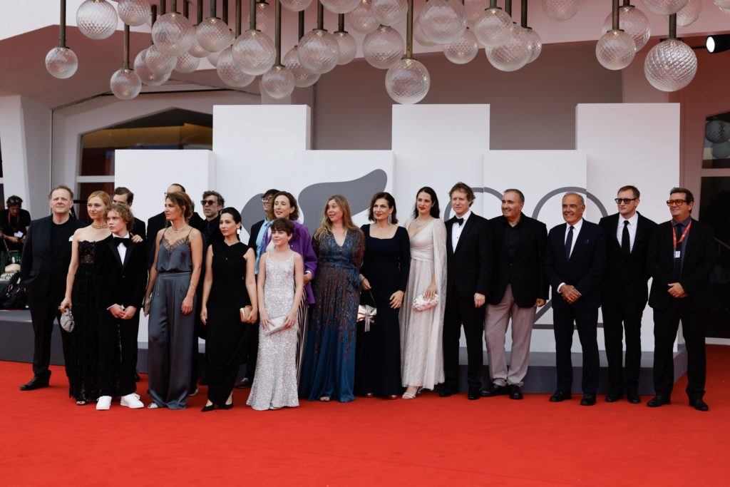 Il cast di ORPHAN posa sul Red Carpet serale