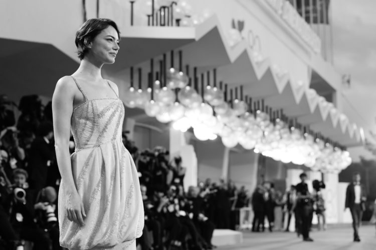 Emma Stone sul Red Carpet di Bugonia