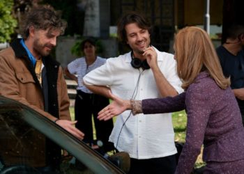 Michele Riondino, il regista Paolo Strippoli e Sandra Toffolatti sul set di La valle dei sorrisi durante una pausa dalle riprese