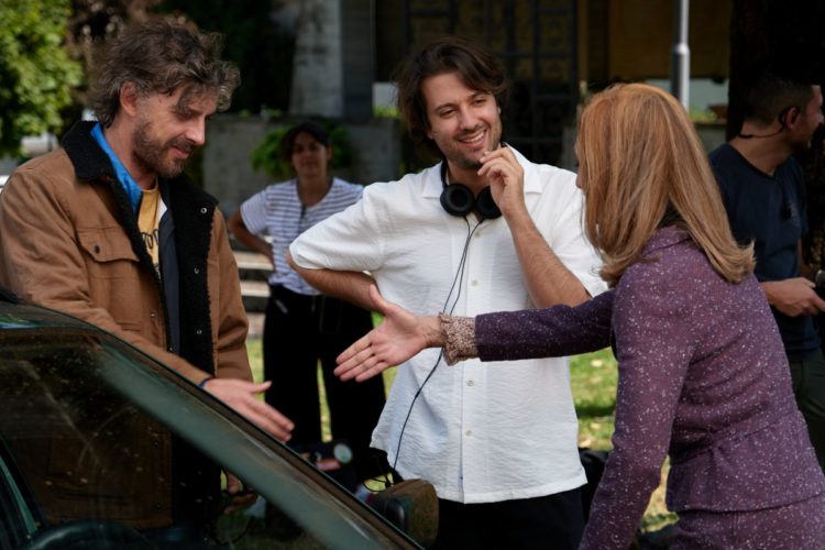 Michele Riondino, il regista Paolo Strippoli e Sandra Toffolatti sul set di La valle dei sorrisi durante una pausa dalle riprese