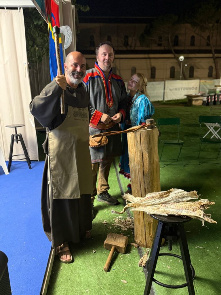 Un pescatore impegnato nella tradizionale battuta di pesca al merluzzo nell’Atlantico del Nord, la prima tappa della lunga filiera che porta lo stoccafisso sulle nostre tavole.