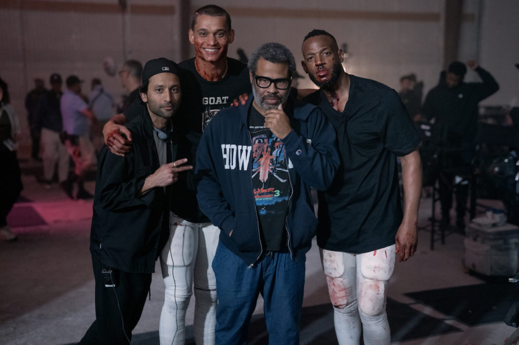 Da sinistra a destra: il regista Justin Tipping, Tyriq Withers (nei panni di Cam), il produttore Jordan Peele e Marlon Wayans (nei panni di Isaiah) sul set di HIM, prodotto da Universal Pictures.