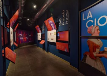 L’interno della nuova Città del Cioccolato a Perugia, allestita nell’ex Mercato Coperto: un percorso immersivo dedicato alla storia e alla cultura del cacao