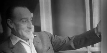 Totò, Napoli, anni Cinquanta. Uno scatto intimo del Principe de Curtis, simbolo eterno della comicità e dell’anima partenopea. Credito: Archivio Parisio Onlus / Ph. Studio Troncone