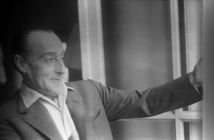 Totò, Napoli, anni Cinquanta. Uno scatto intimo del Principe de Curtis, simbolo eterno della comicità e dell’anima partenopea. Credito: Archivio Parisio Onlus / Ph. Studio Troncone